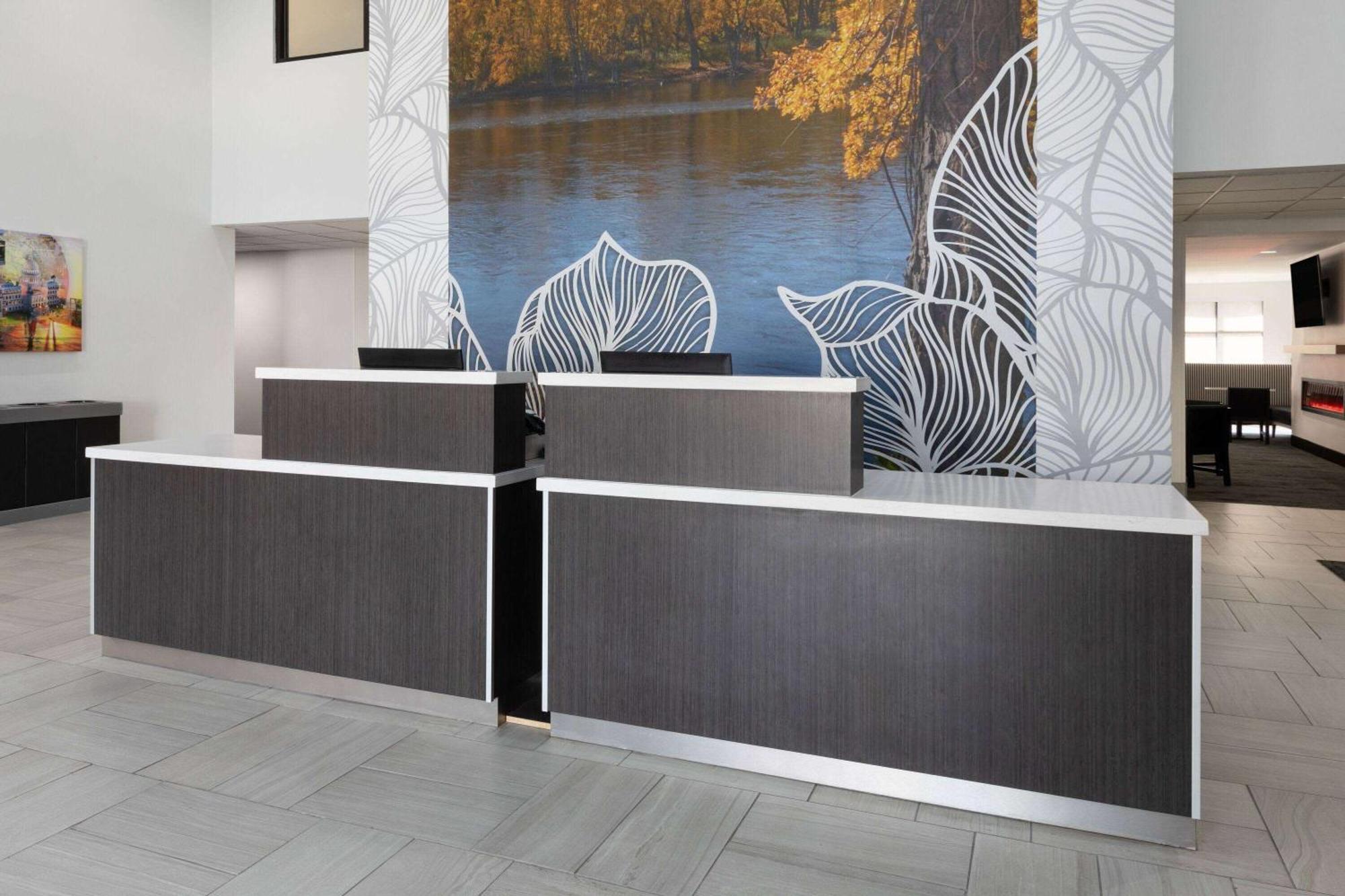 La Quinta Inn & Suites By Wyndham Meridian Exterior photo